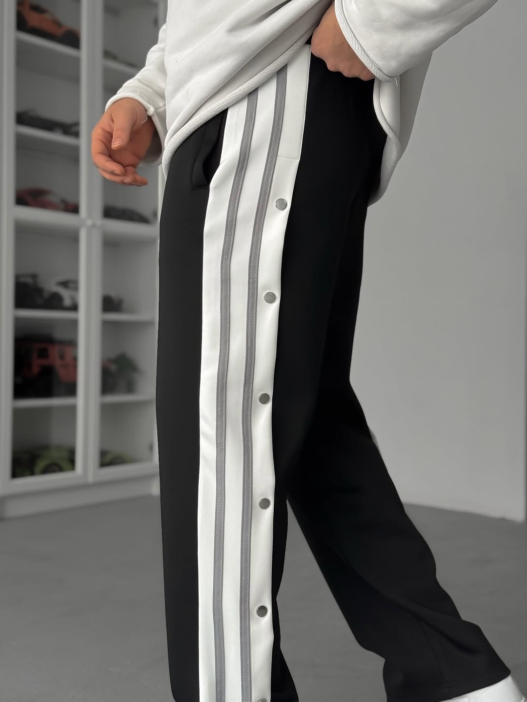Side-Button Oversized Sweatpants - الصورة 3
