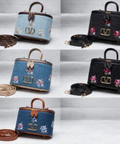 شنطة Valentino Garavani Model VLogo Signature كود 103 ( مخزن Bag10 )