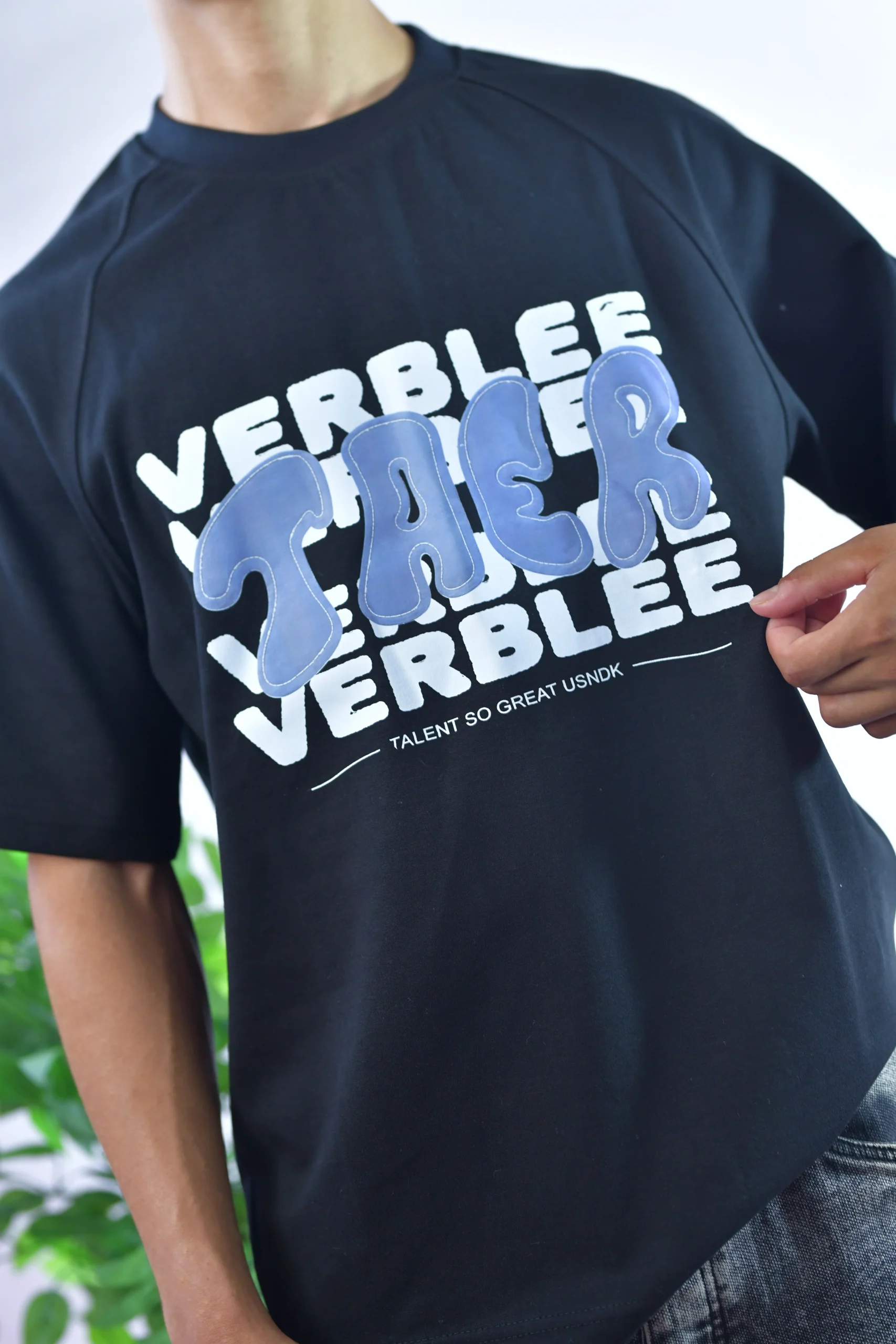 The TAER Puff-Embossed -Tee - الصورة 6