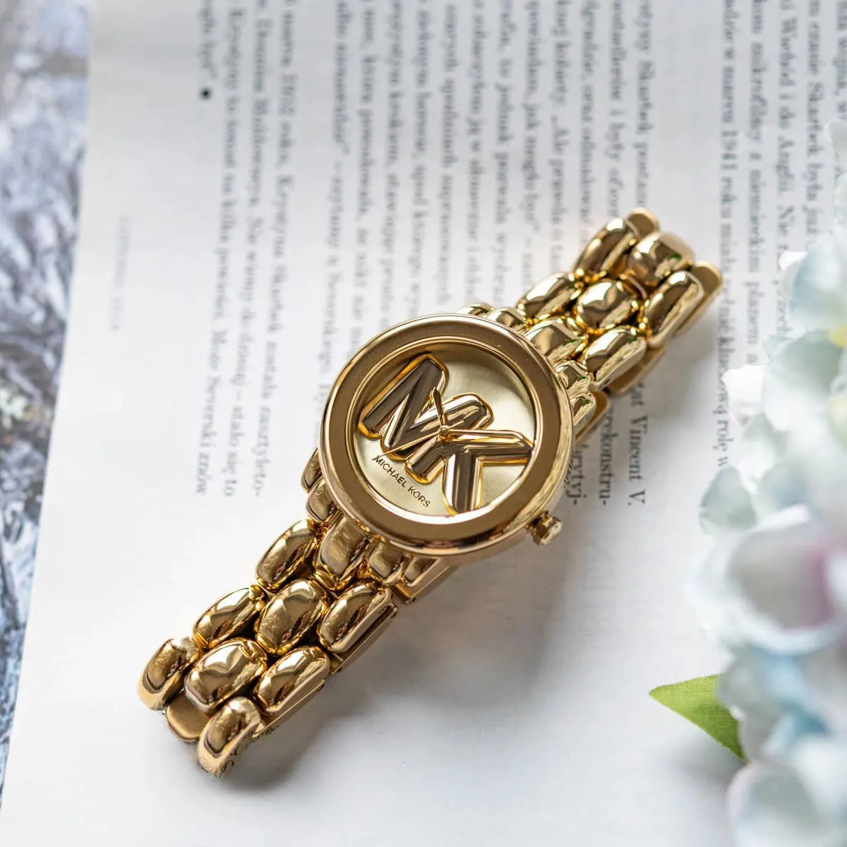 Michael Kors Phoebe باللون الذهبي - الصورة 7