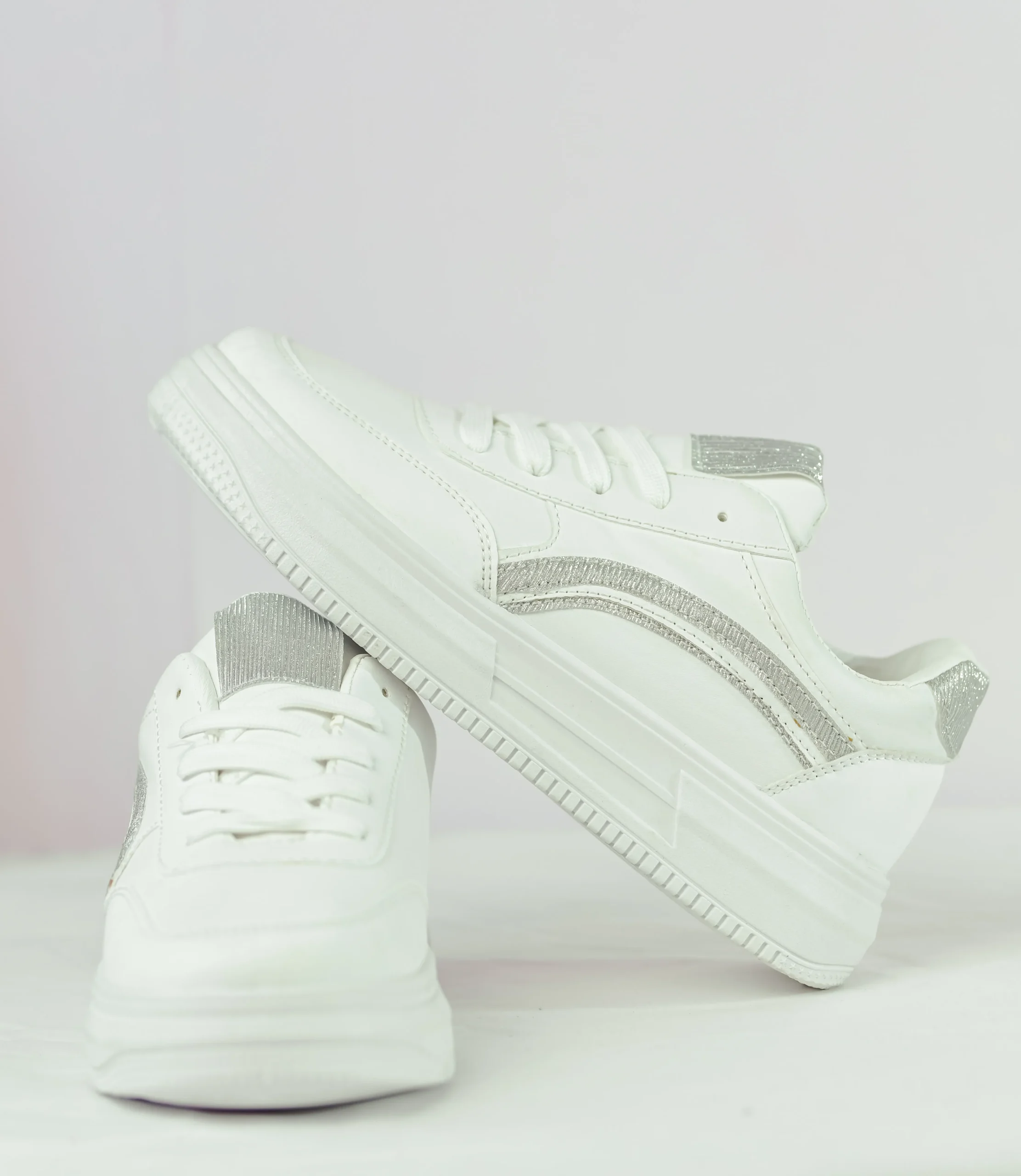 Glitter Accent Sneaker - الصورة 7