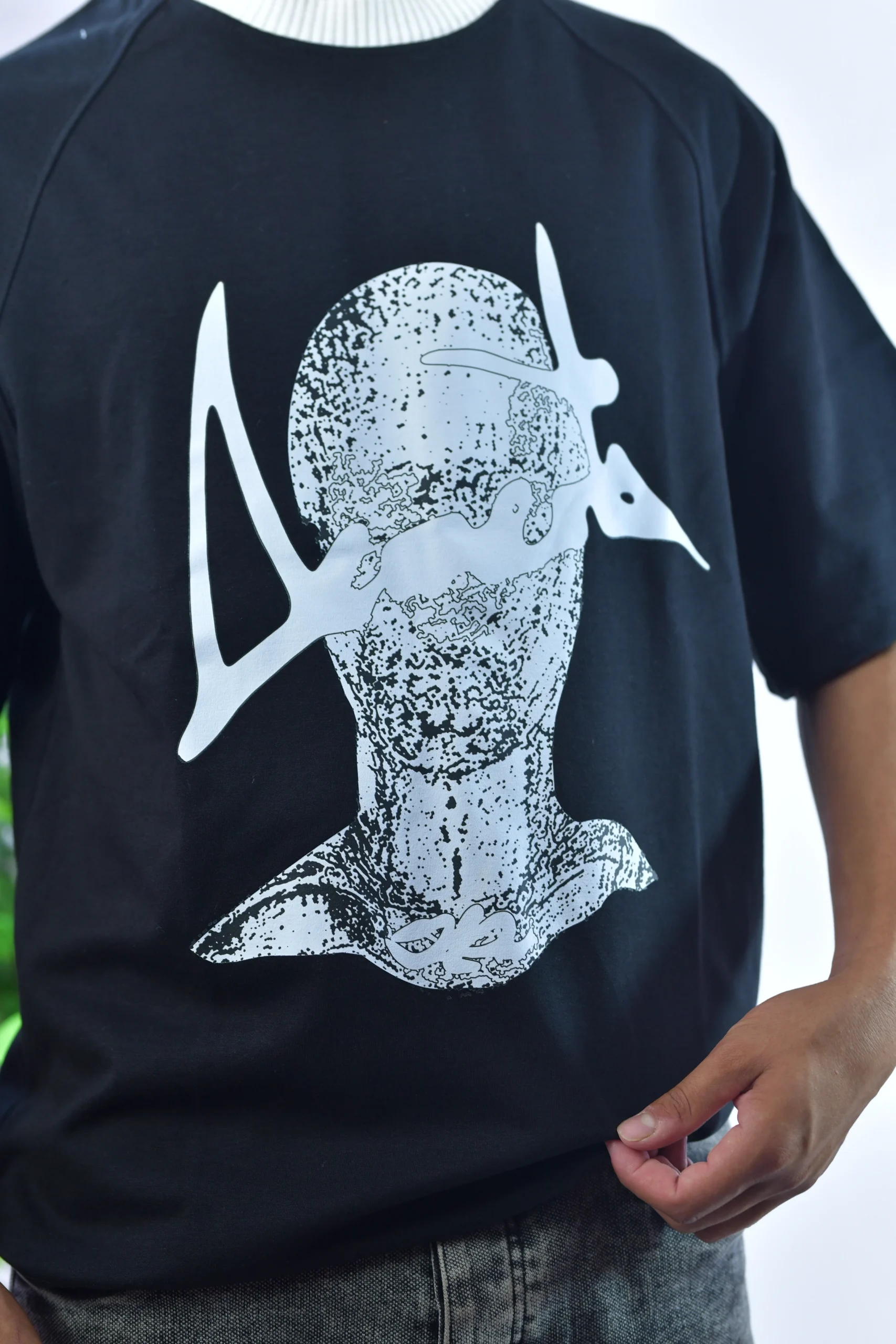 The Cyber-Gaze Tee - الصورة 5