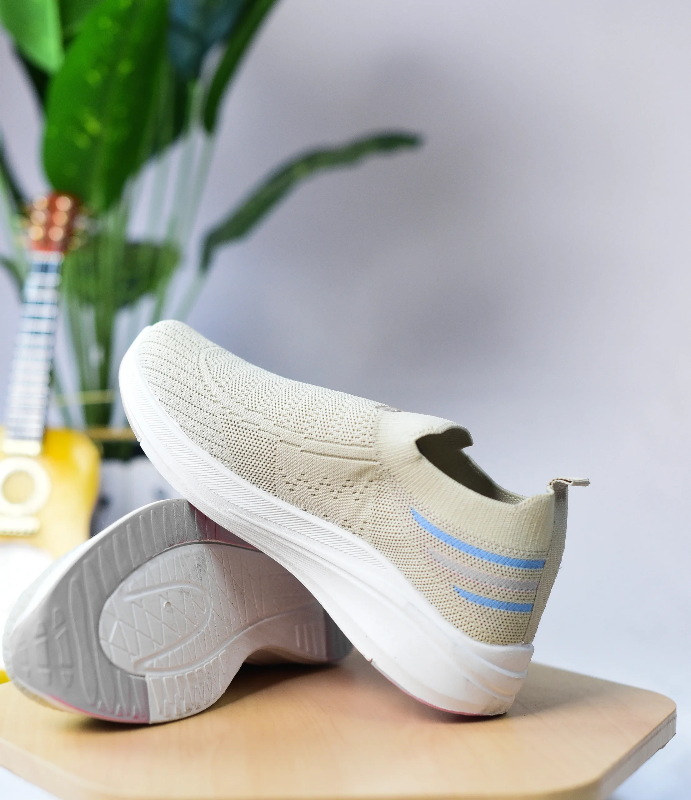 Women's slip-on athletic shoes